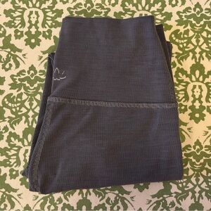 Beyond Yoga medium leggings, grey, heathered ribbed high-waisted midi